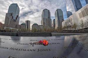 nuevo york, Estados Unidos - abril 23 2017- personas visitando suelo cero foto