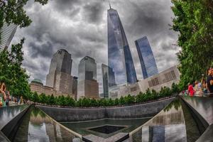 nuevo York - Estados Unidos - 13 junio 2015 personas cerca libertad torre y 9 9 11 monumento foto