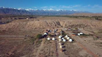 authentiek yurts in traditioneel Kirgizisch stijl Aan de kust van issyk kul meer video