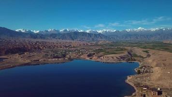 panorámico puntos de vista de el montañas y lago issyk kul en Kirguistán, aéreo video