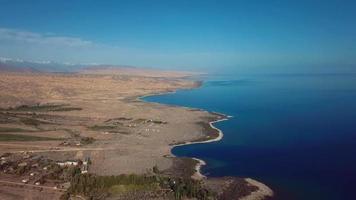 panorâmico Visualizações do a montanhas e lago issyk kul dentro Quirguistão, aéreo video