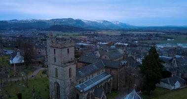 santo grosero Iglesia en Stirling, Escocia, aéreo ver video