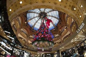 París, Francia - 20 de noviembre de 2021 - árbol de Navidad en Galeries La Fayette foto