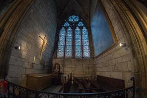 París, Francia - 1 de mayo de 2016 - la catedral de Notre Dame llena de gente para la misa del domingo foto