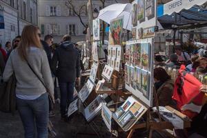 París, Francia - mayo 1 2016 - artista y turista en Montmartre foto