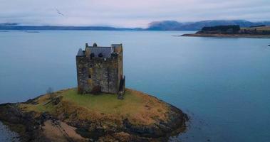 antenne visie van kasteel stalker in Schotland video