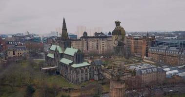 aéreo ver de Glasgow catedral en Escocia video