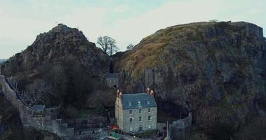 Antenne Aussicht von dumbarton Schloss im Schottland video