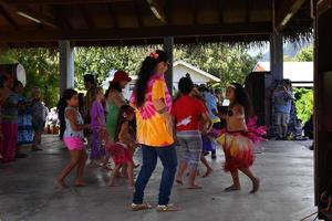 rarotonga, islas cook - 19 de agosto de 2017 - turistas y lugareños en el popular mercado de los sábados foto