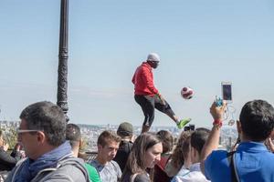 París, Francia - 1 de mayo de 2016 - escalera de Montmartre llena de gente para el día soleado del domingo foto