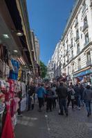 París, Francia - mayo 1 2016 - Montmartre calles concurrido de personas para domingo soleado día foto