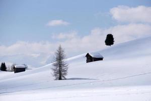 cabaña de madera en el fondo de la nieve del invierno foto