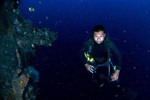 escafandra autónoma buzo con No máscara submarino en el Oceano foto