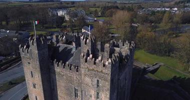 aéreo Visão do bunratty castelo dentro Irlanda video