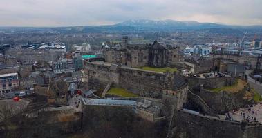 aéreo Visão do a cidade e castelo dentro Edimburgo video