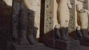 statues dans le ancien égyptien temple de Médinet habou, louxor video