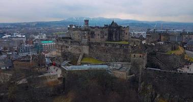 aéreo ver de el ciudad y castillo en Edimburgo video