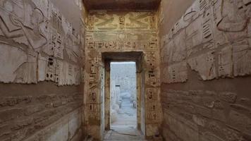 pièces dans le ancien temple de Médinet habou dans louxor, Egypte video