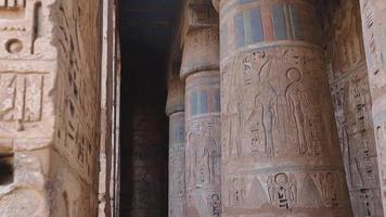 kolonner i de gammal tempel av medinet habu i luxor, egypten video