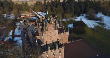 aéreo ver de Glamis castillo en Escocia video