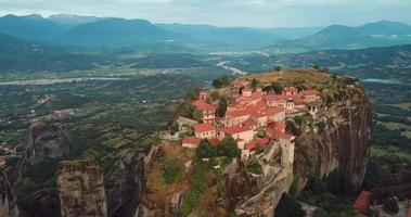 vista aérea de las montañas y los monasterios de meteora en grecia video