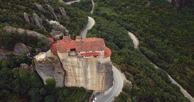 vista aérea das montanhas e mosteiros de meteora na grécia video