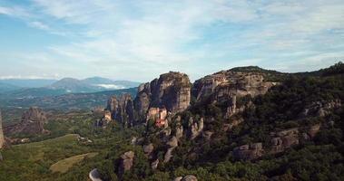 vue aérienne des montagnes et des monastères des météores en grèce video