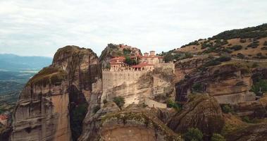 vue aérienne des montagnes et des monastères des météores en grèce video