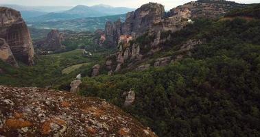 vista aérea das montanhas e mosteiros de meteora na grécia video