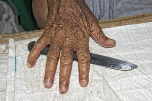 mano de anciano en un barco de pesca foto