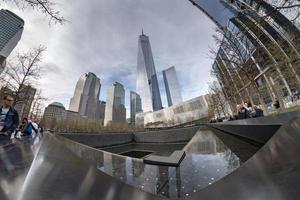 nuevo york, Estados Unidos - abril 23 2017- personas visitando suelo cero foto