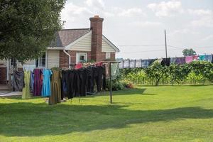 ropa colgando fuera de amish casa en Estados Unidos foto