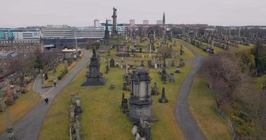 Antenne Aussicht von Glasgow Nekropole im Schottland video