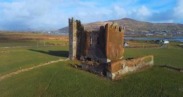 aérien vue de le ruines de ballycarbery Château video