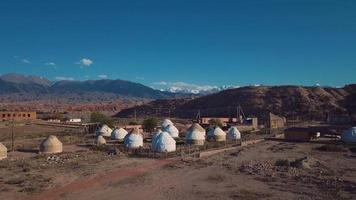 authentiek yurts in traditioneel Kirgizisch stijl Aan de kust van issyk kul meer video