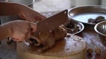 la main d'une femme asiatique coupe de la viande de poulet cuite à la vapeur. idées de cuisine video