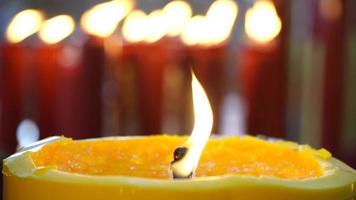 luz de velas no santuário chinês na tailândia video