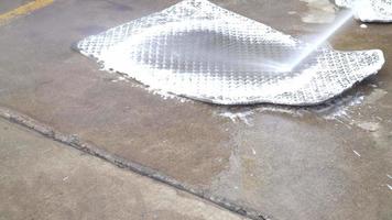 High-pressure water washing car mats. video