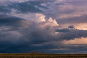 panorama de negro cielo antecedentes con tormenta nubes trueno frente, mayo utilizar para cielo reemplazo foto