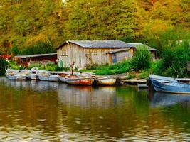 pescar barcos amarrado dy antiguo granero inclinación cambio rural paisaje foto