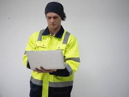 hombre persona vestir uniforme fábrica empresa gerente supervisor labor personal sostener cuaderno tableta móvil tecnología electrónico computadora trabajo trabajo teclado blanco aislado antecedentes Copiar espacio concepto foto