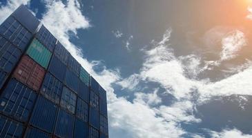 azul cielo nublado blanco antecedentes fondo de pantalla Copiar espacio envase Embarcacion logístico carga almacén terminal Envío importar exportar comercio cargando Puerto comercial almacenamiento negocio internacional personalizado foto