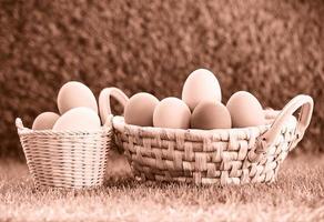 huevos de pascua en la canasta foto