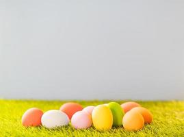 coloridos huevos de pascua en la hierba verde foto