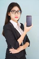 mujeres jóvenes en traje sosteniendo su teléfono inteligente foto