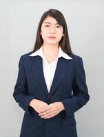 retrato, de, asiático, mujer de negocios, posición, en, gris foto