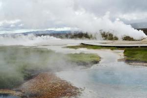 Islandia geysir caliente vapor primavera con caminando camino en el antecedentes foto