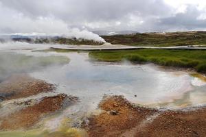 Islandia caliente primavera con géiseres foto