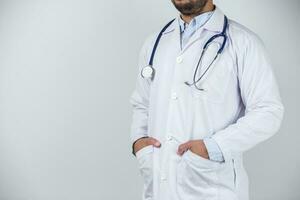 asiático hombre en médico uniforme en blanco antecedentes en hospital foto