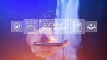 el sistema de gestión de documentos dms se está configurando como consultor que trabaja en un teléfono inteligente. software para archivar, buscar y administrar información de archivos corporativos foto